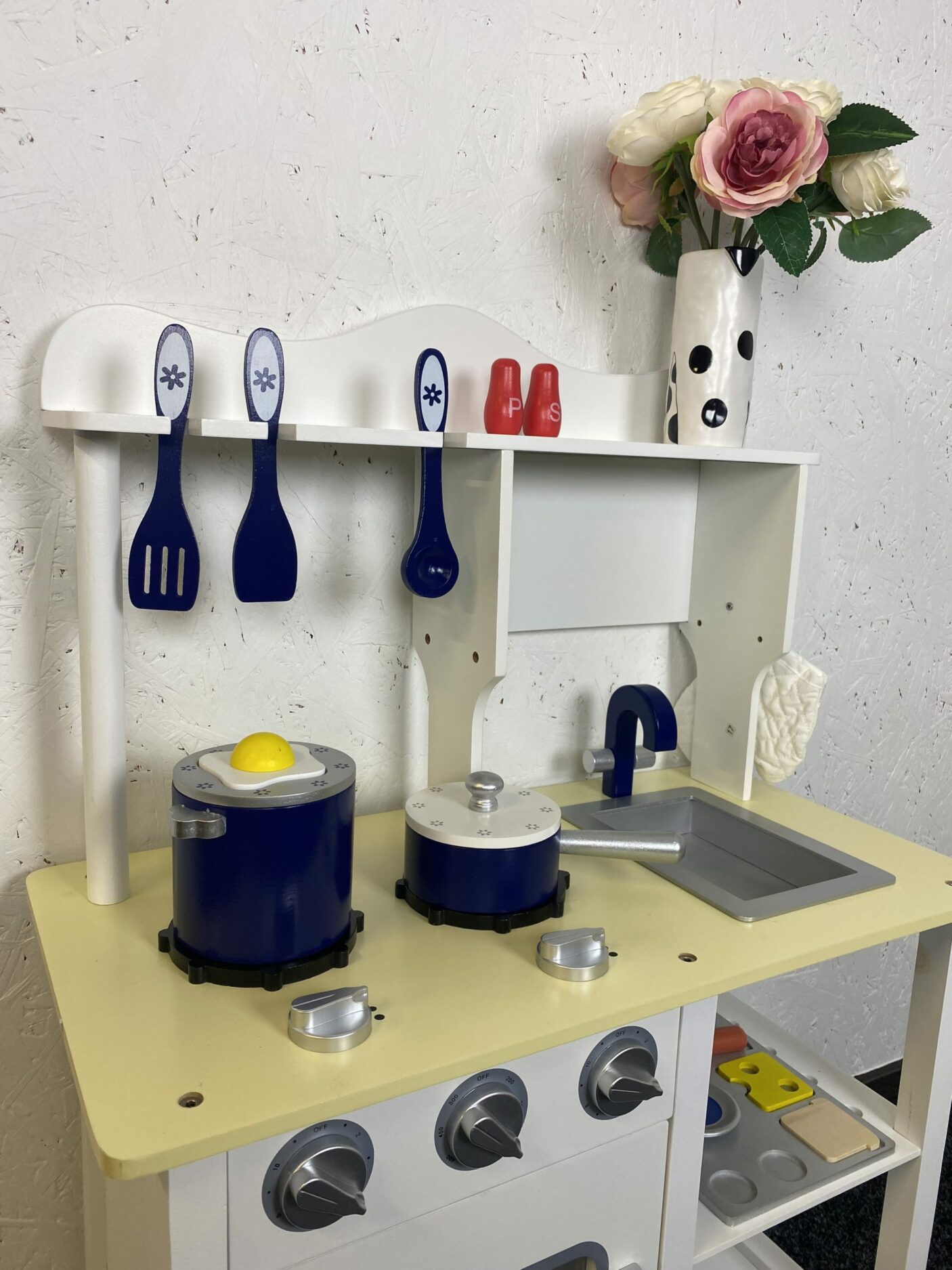 Medinė vaikiška virtuvėlė „Gintarė“ - ekspozicinė prekė