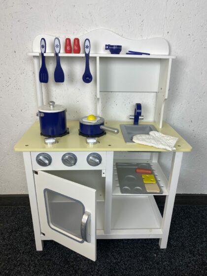 Medinė vaikiška virtuvėlė „Gintarė“ - ekspozicinė prekė