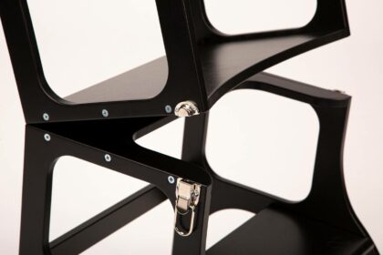 Mediniai pagalbiniai laipteliai - staliukas, juodas su žalvario spalvos segtukais