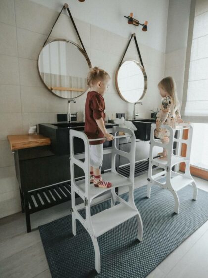 Mediniai pagalbiniai laipteliai - staliukas, pilkas su sidabro spalvos segtukais
