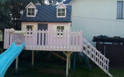 Medinis vaikų žaidimų namelis "Pasaka" su medine platforma