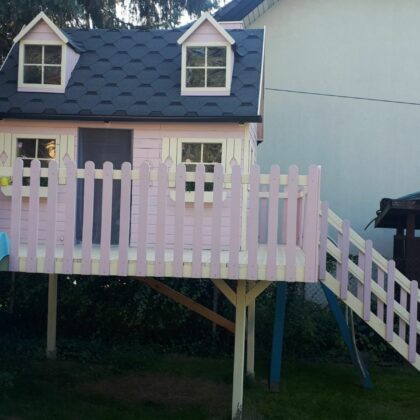Medinis vaikų žaidimų namelis "Pasaka" su medine platforma