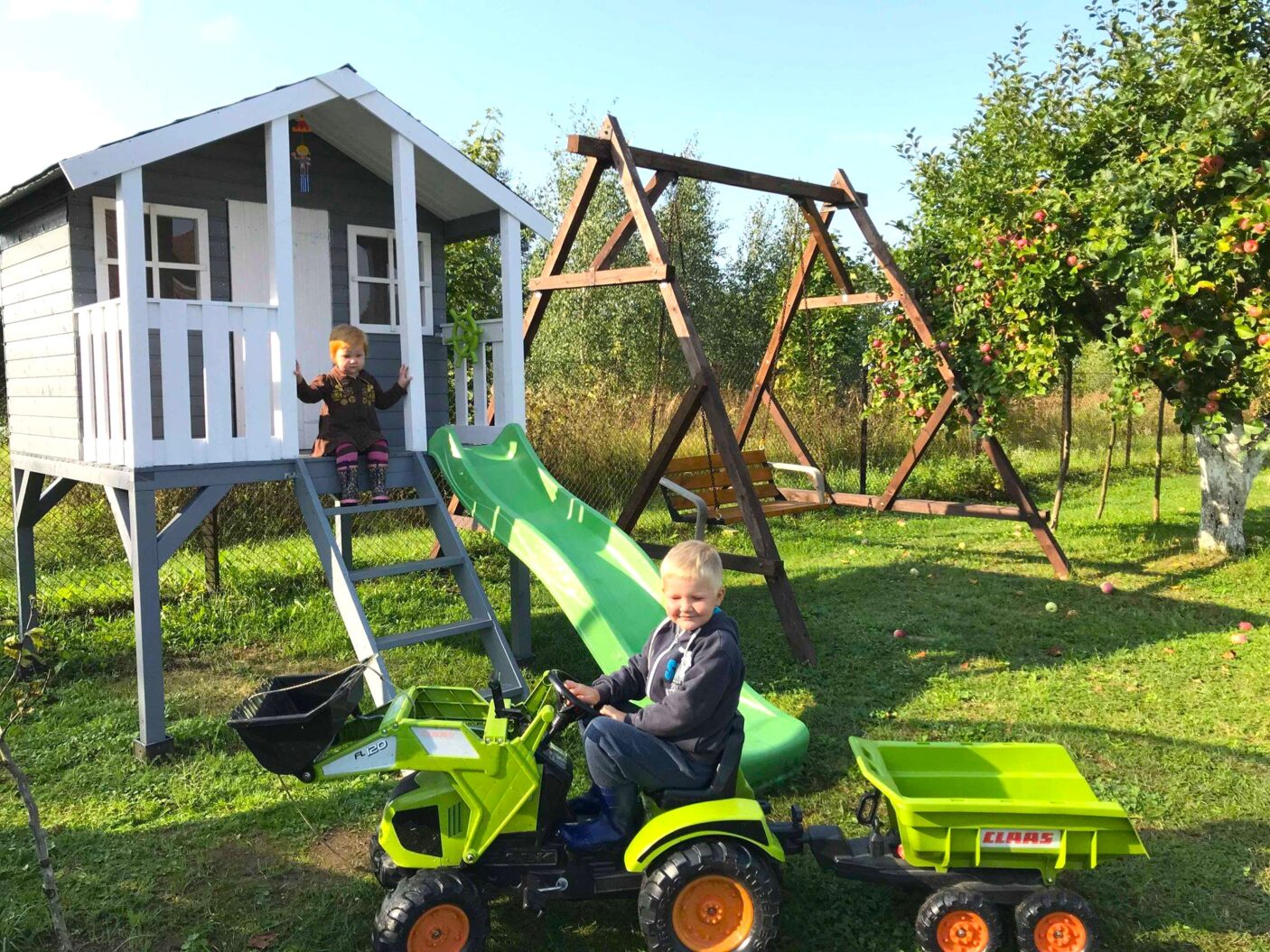 Medinis vaikų žaidimų namelis "Spinduliukas" su sūpynėmis - Image 11