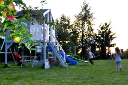 Medinis vaikų žaidimų namelis "Spinduliukas" su sūpynėmis - Image 7