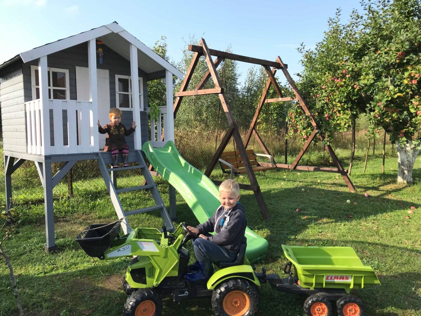 medinis vaikų žaidimų namelis "spinduliukas"