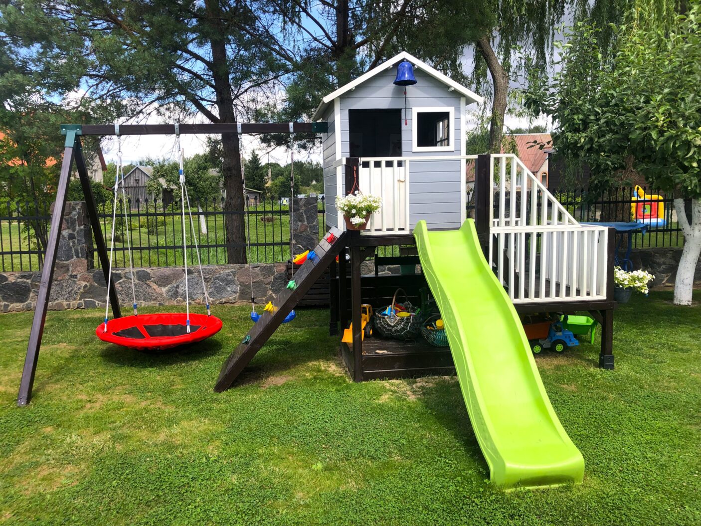Medinis vaikų žaidimų namelis "Koriukas" - Image 3