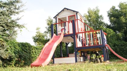 Medinis vaikų žaidimų namelis "Koriukas" su dvigubomis sūpynėmis - Image 17