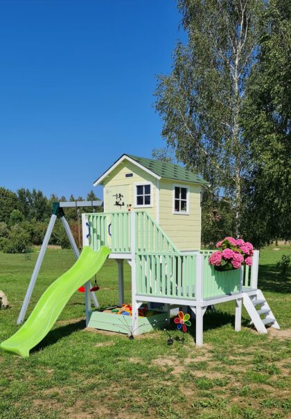Medinis vaikų žaidimų namelis "Koriukas" su dvigubomis sūpynėmis - Image 8