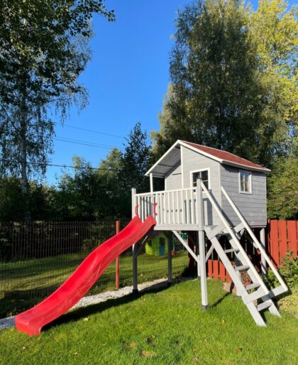 Medinis vaikų žaidimų namelis "Didysis Gandriukas" su sūpynėmis - Image 4